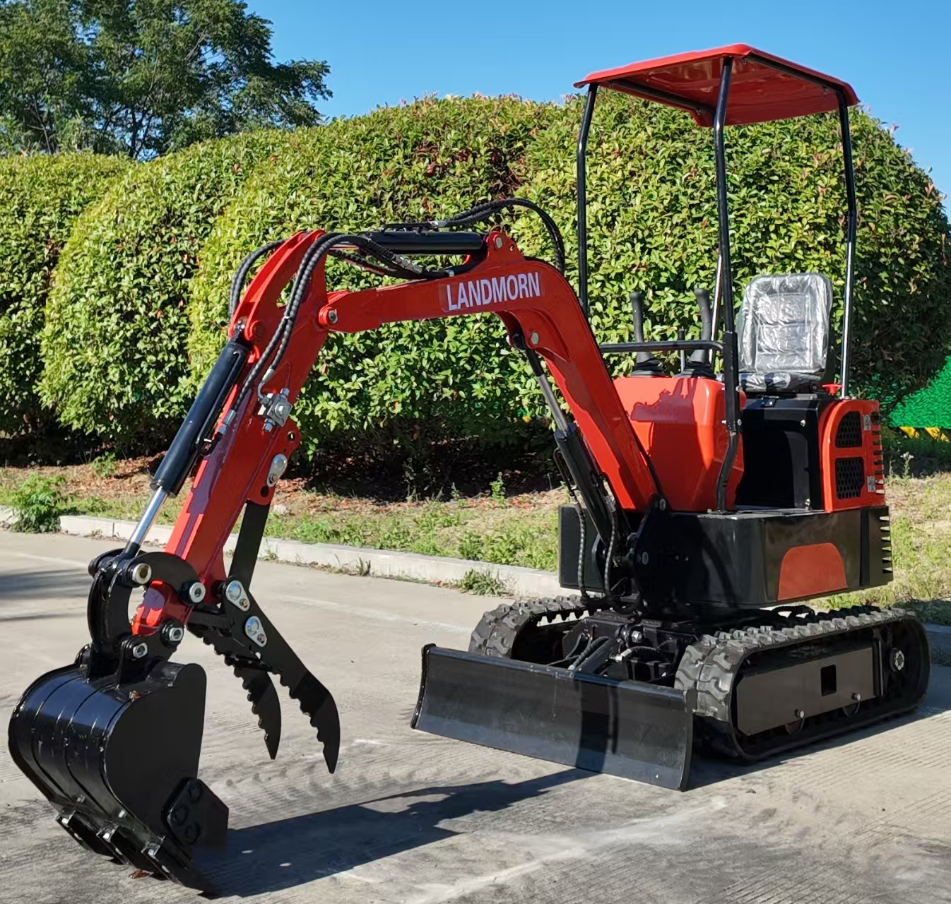 LE10 Mini Excavator - Image 2