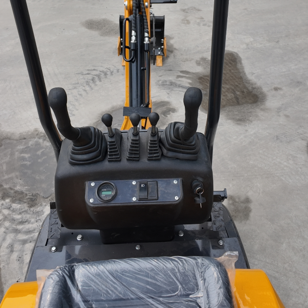 LE12P Mini Excavator - Image 4