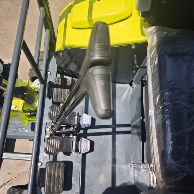 LE22 Mini Excavator - Image 7